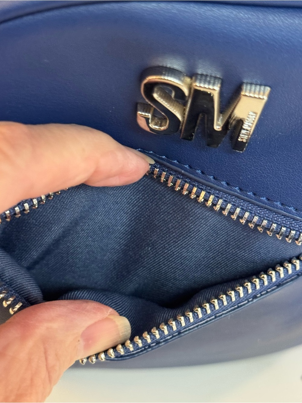 ππ©·NWT STEVE MADDEN EMBOSSED MINI BACKPACK DONE IN NAVY WITH SILVER HARDWARE! - Picture 5 of 11
